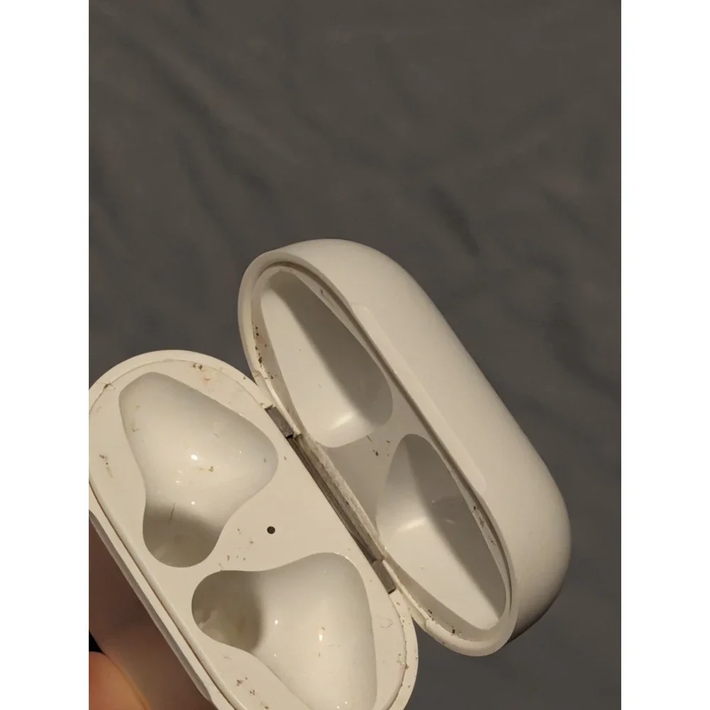 Apple AirPods (1st Generation) In-Ear Headsets with Charging Case - WORKING